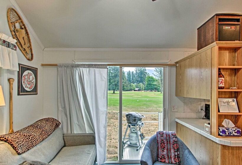 Woodsy Packwood Haven W/ Golf Course Access!