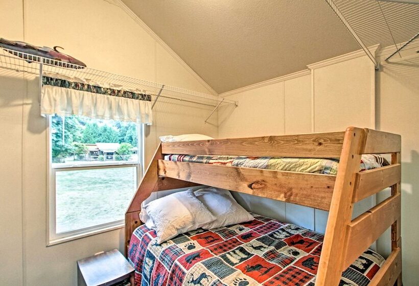 Woodsy Packwood Haven W/ Golf Course Access!