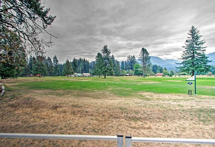 Woodsy Packwood Haven W/ Golf Course Access!
