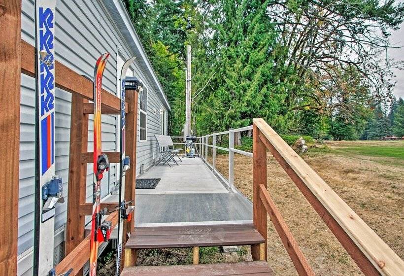 Woodsy Packwood Haven W/ Golf Course Access!