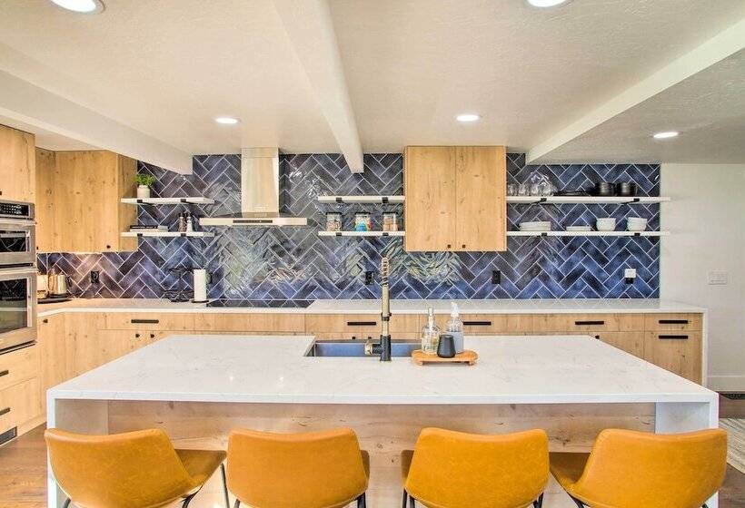 A Contemporary Dream: Lakefront Rathdrum Oasis!