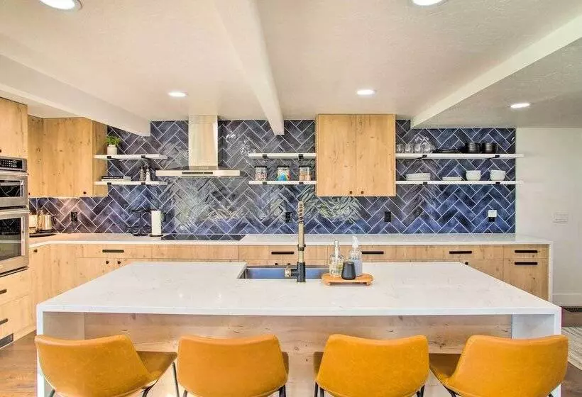 A Contemporary Dream: Lakefront Rathdrum Oasis!