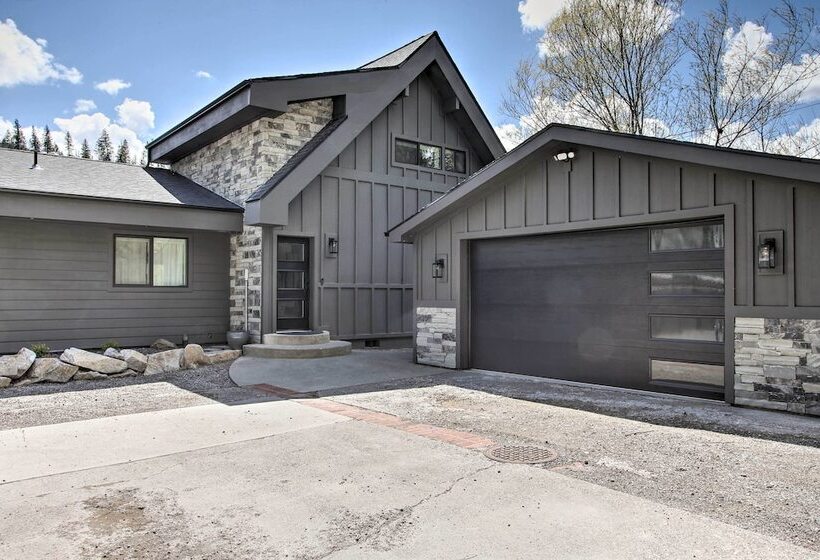 A Contemporary Dream: Lakefront Rathdrum Oasis!