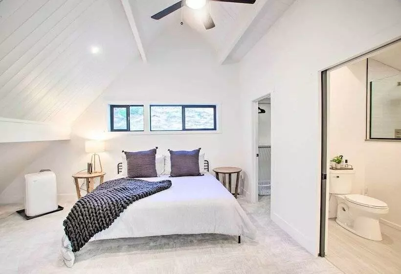 A Contemporary Dream: Lakefront Rathdrum Oasis!