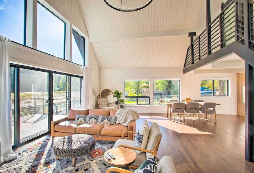 A Contemporary Dream: Lakefront Rathdrum Oasis!