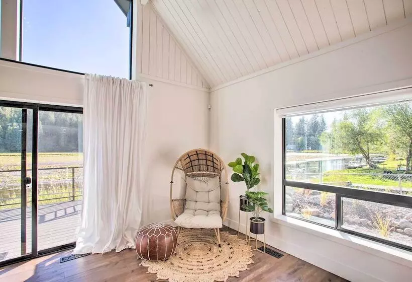 A Contemporary Dream: Lakefront Rathdrum Oasis!