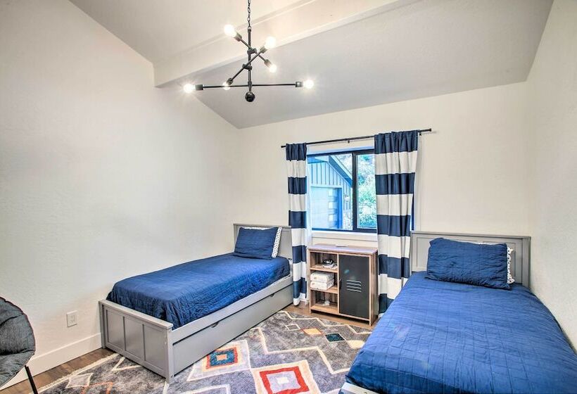 A Contemporary Dream: Lakefront Rathdrum Oasis!