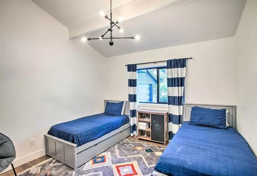 A Contemporary Dream: Lakefront Rathdrum Oasis!