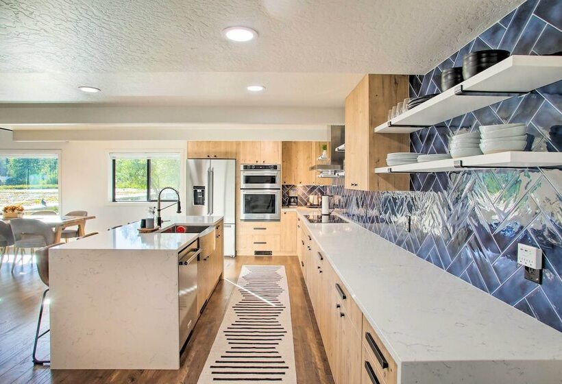 A Contemporary Dream: Lakefront Rathdrum Oasis!