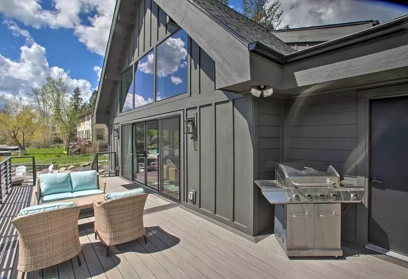 A Contemporary Dream: Lakefront Rathdrum Oasis!
