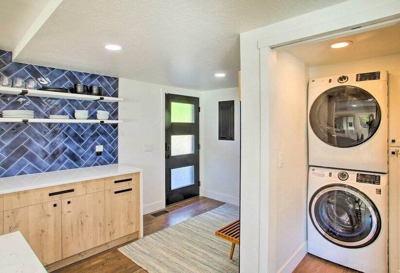 A Contemporary Dream: Lakefront Rathdrum Oasis!