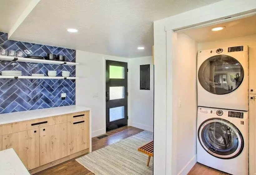 A Contemporary Dream: Lakefront Rathdrum Oasis!