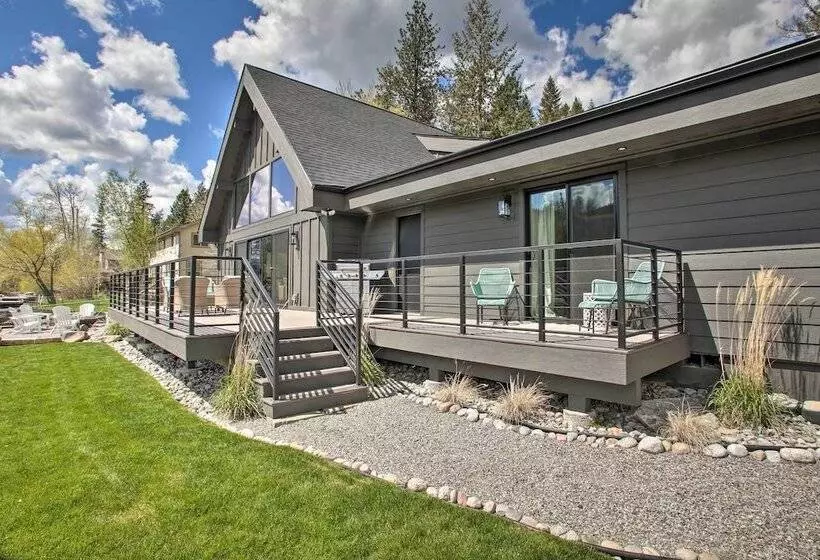 A Contemporary Dream: Lakefront Rathdrum Oasis!