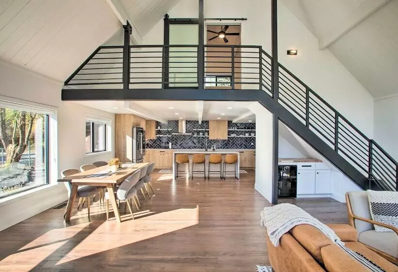 A Contemporary Dream: Lakefront Rathdrum Oasis!