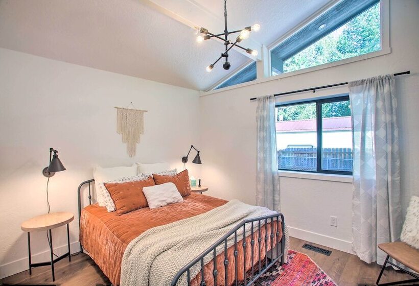 A Contemporary Dream: Lakefront Rathdrum Oasis!