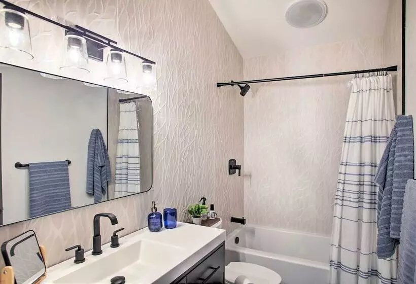 A Contemporary Dream: Lakefront Rathdrum Oasis!