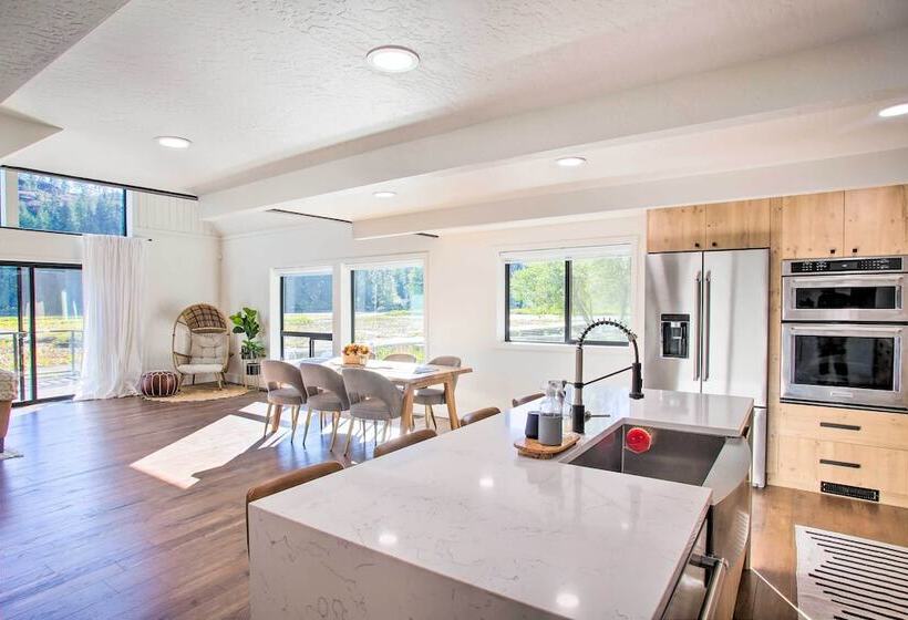 A Contemporary Dream: Lakefront Rathdrum Oasis!