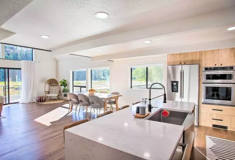 A Contemporary Dream: Lakefront Rathdrum Oasis!