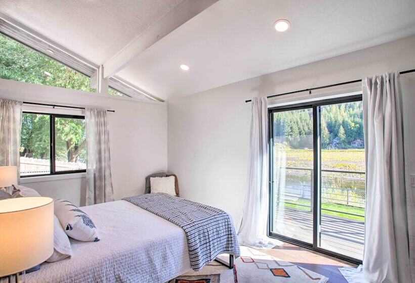 A Contemporary Dream: Lakefront Rathdrum Oasis!