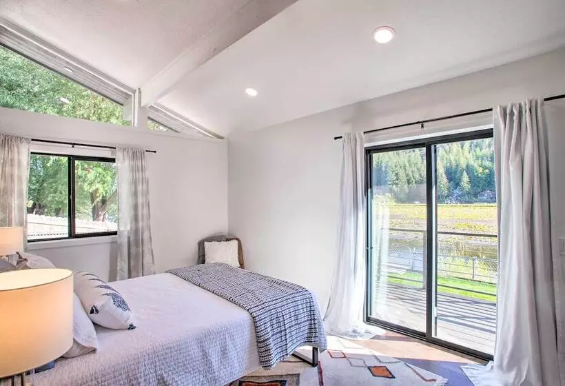 A Contemporary Dream: Lakefront Rathdrum Oasis!