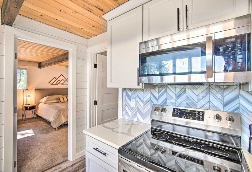 Alpine Retreat W/ Hot Tub & Mountain Views!