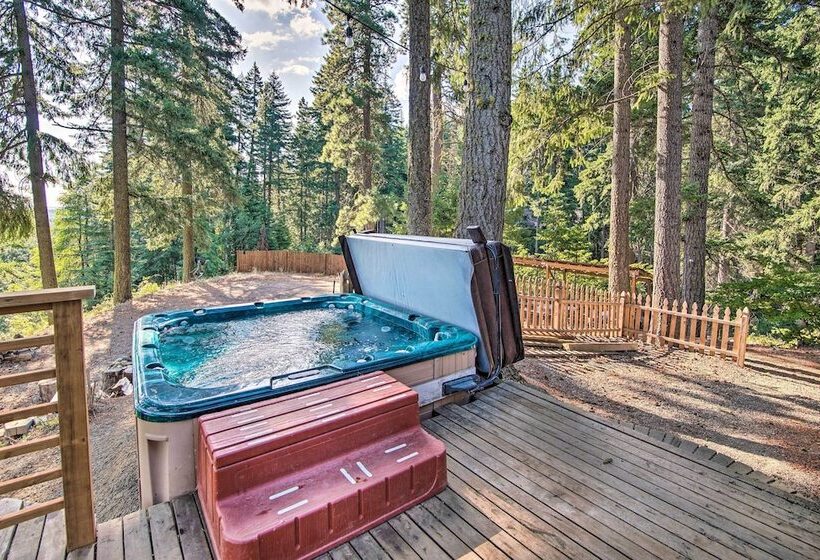 Alpine Retreat W/ Hot Tub & Mountain Views!