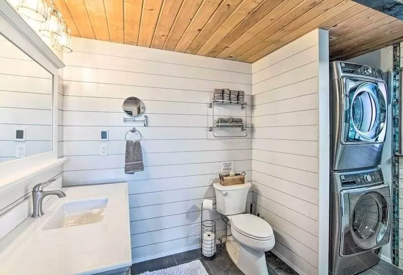 Alpine Retreat W/ Hot Tub & Mountain Views!