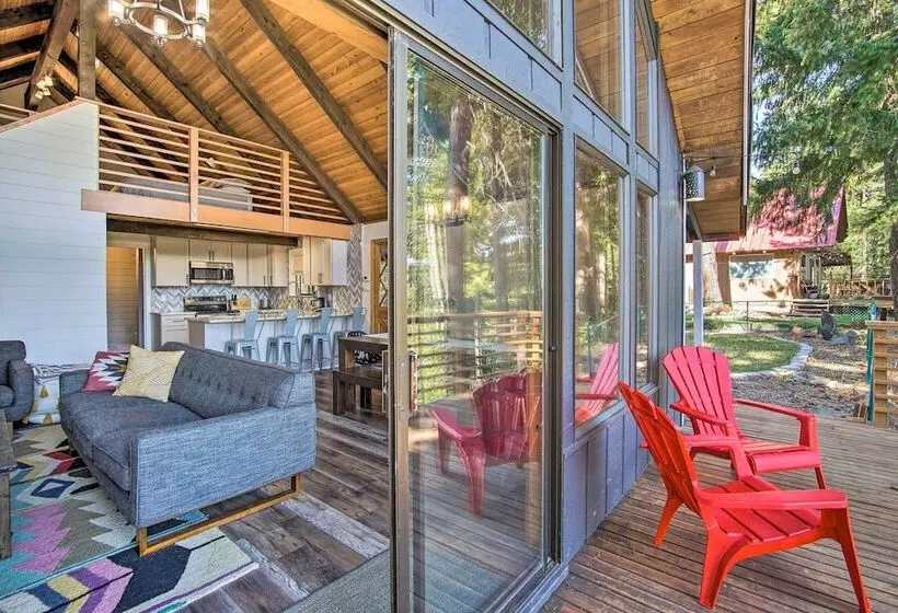 Alpine Retreat W/ Hot Tub & Mountain Views!