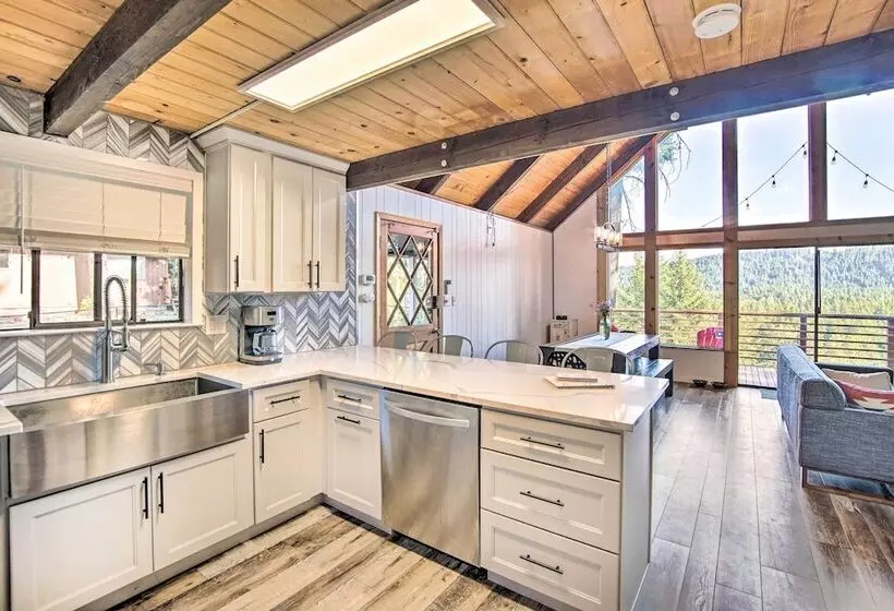 Alpine Retreat W/ Hot Tub & Mountain Views!