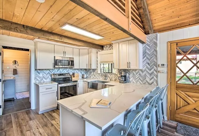 Alpine Retreat W/ Hot Tub & Mountain Views!