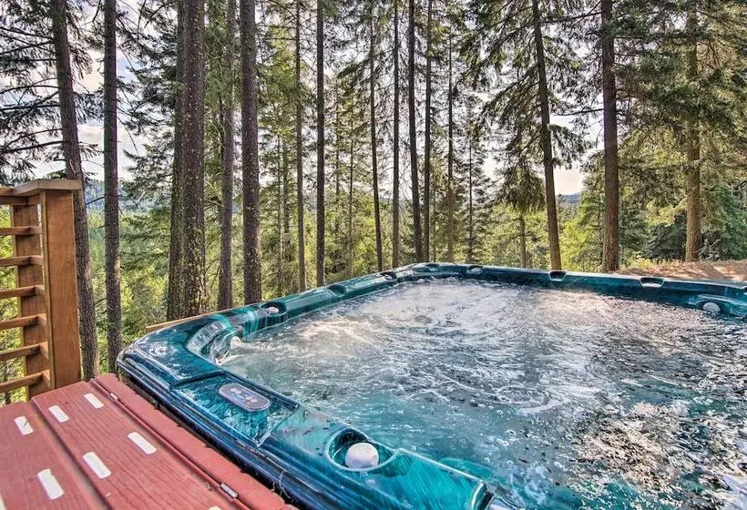 Alpine Retreat W/ Hot Tub & Mountain Views!