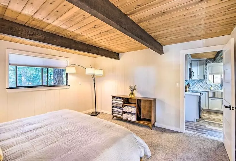 Alpine Retreat W/ Hot Tub & Mountain Views!