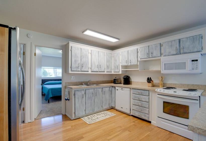 Bay City Vacation Rental Escape ~ 5 Mi To Marina!