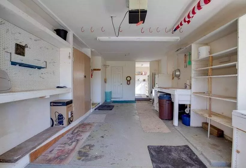 Bay City Vacation Rental Escape ~ 5 Mi To Marina!