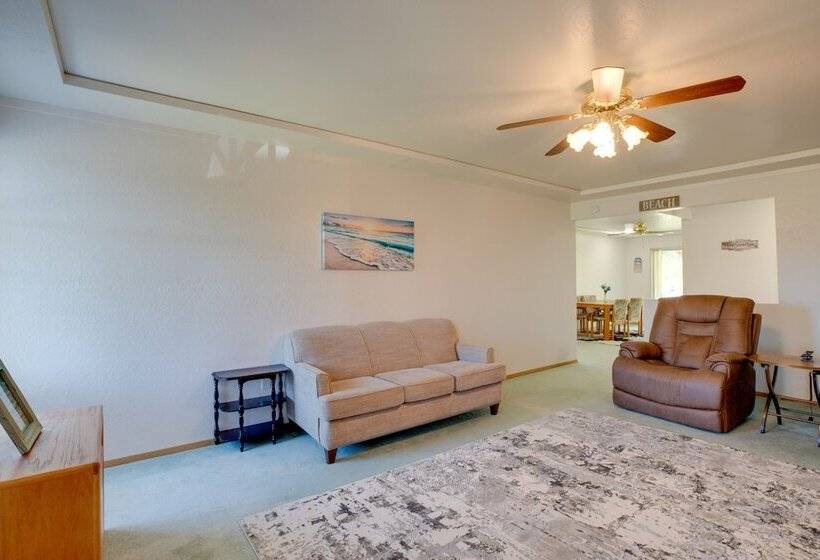 Bay City Vacation Rental Escape ~ 5 Mi To Marina!