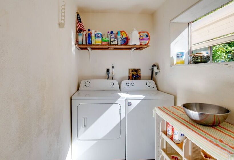 Bay City Vacation Rental Escape ~ 5 Mi To Marina!