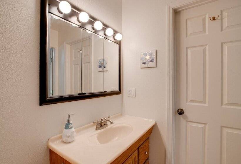 Bay City Vacation Rental Escape ~ 5 Mi To Marina!