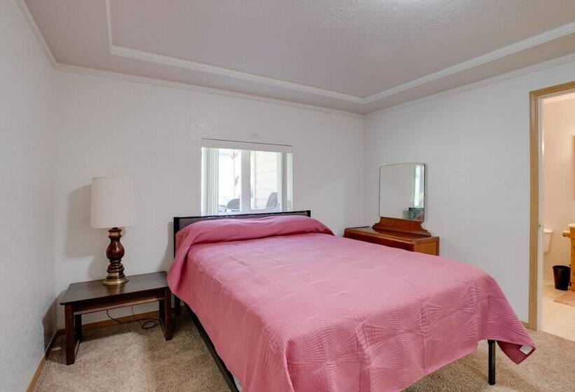 Bay City Vacation Rental Escape ~ 5 Mi To Marina!