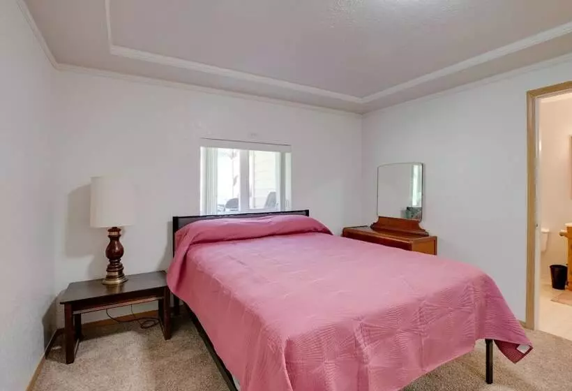Bay City Vacation Rental Escape ~ 5 Mi To Marina!