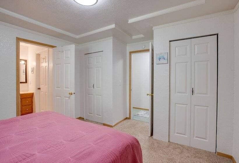 Bay City Vacation Rental Escape ~ 5 Mi To Marina!