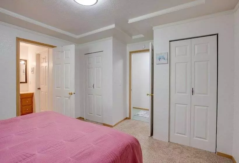 Bay City Vacation Rental Escape ~ 5 Mi To Marina!