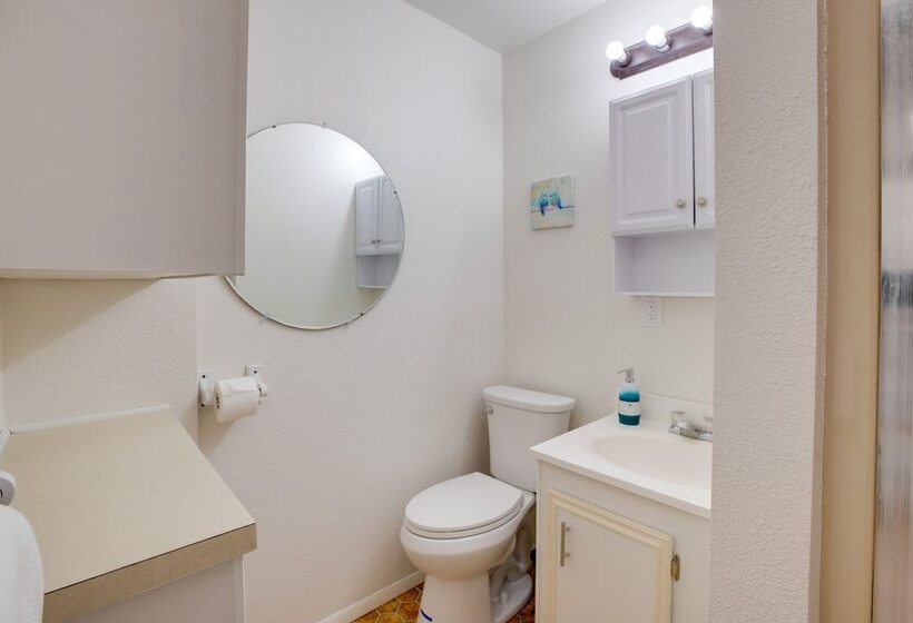 Bay City Vacation Rental Escape ~ 5 Mi To Marina!