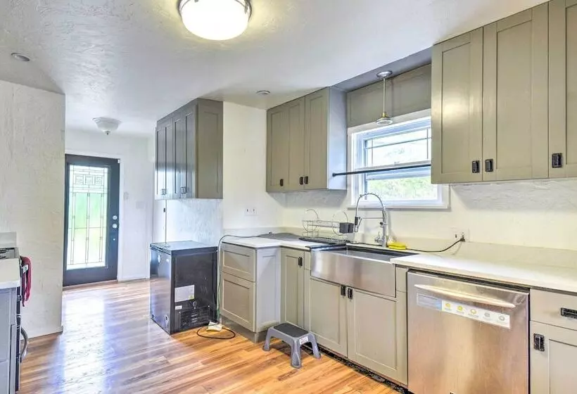 Bremerton Home: 2 Mi To Bremerton Boardwalk!