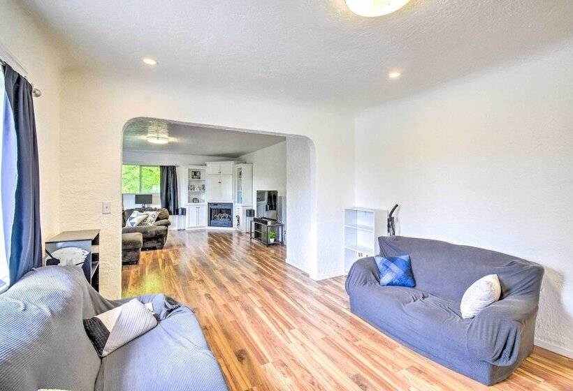 Bremerton Home: 2 Mi To Bremerton Boardwalk!