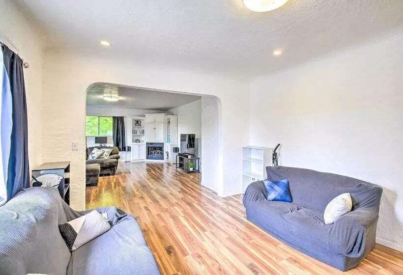 Bremerton Home: 2 Mi To Bremerton Boardwalk!