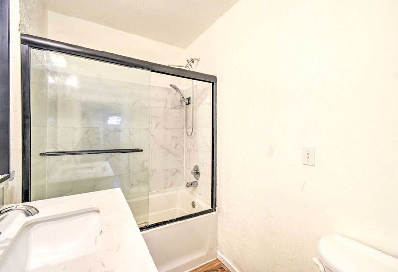 Bremerton Home: 2 Mi To Bremerton Boardwalk!