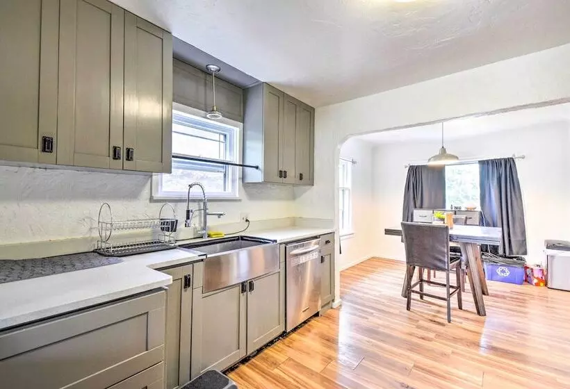 Bremerton Home: 2 Mi To Bremerton Boardwalk!