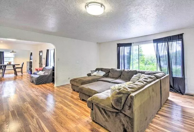 Bremerton Home: 2 Mi To Bremerton Boardwalk!