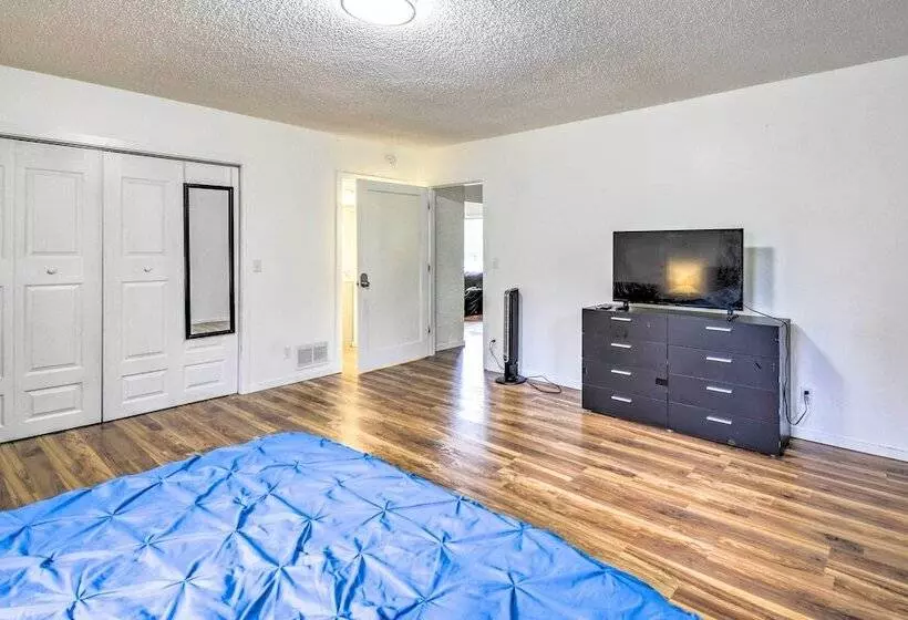 Bremerton Home: 2 Mi To Bremerton Boardwalk!