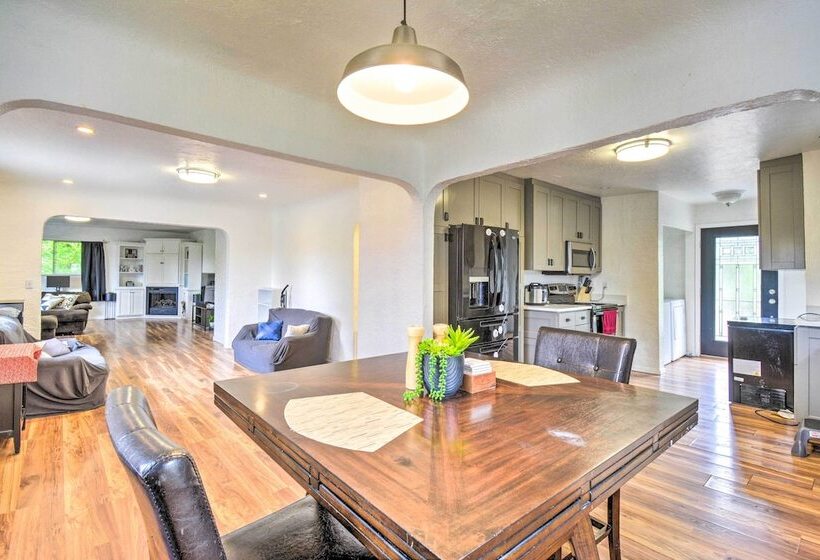 Bremerton Home: 2 Mi To Bremerton Boardwalk!